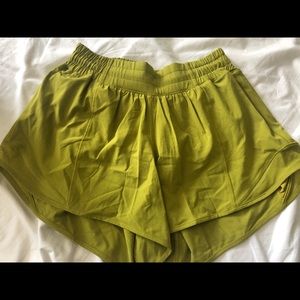lululemon hotty hot 4” shorts
